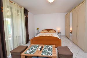 Ein Bett oder Betten in einem Zimmer der Unterkunft Apartments Dulabic