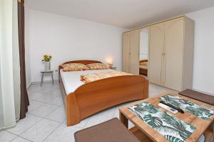 Ein Bett oder Betten in einem Zimmer der Unterkunft Apartments Dulabic