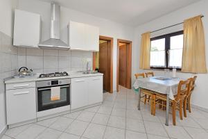Küche/Küchenzeile in der Unterkunft Apartments Dulabic