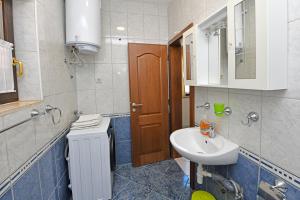 ein Badezimmer mit Waschbecken, Toilette und Spiegel in der Unterkunft Apartments Dulabic in Poreč + 37 Fotos
