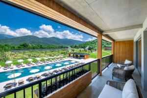 balcone con vista sulla piscina e sulle montagne. di Lopota Lake Resort & Spa a Napareuli