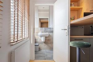 ein Badezimmer mit Waschbecken und Toilette in einem Zimmer in der Unterkunft M&M Living in Hannover City in Hannover + 12 Fotos