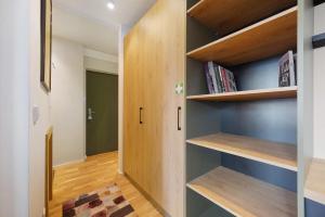 ein Zimmer mit Holzregalen und ein Flur in der Unterkunft M&M Living in Hannover City in Hannover