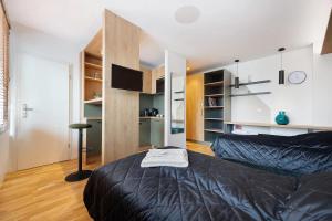 ein Schlafzimmer mit einem Bett und einem Schreibtisch darin in der Unterkunft M&M Living in Hannover City in Hannover