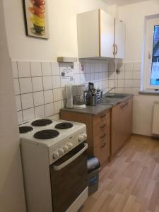 a kitchen with a stove and a counter top at Monteurwohnung in Salzgitter