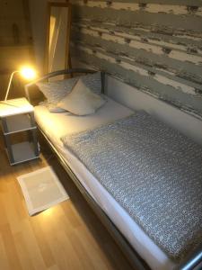 a bed in a room with a nightstand and a bed sidx sidx sidx sidx at Monteurwohnung in Salzgitter