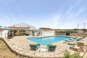 una piscina con sillas y una casa en Finca Son Sanxo, en Alaior