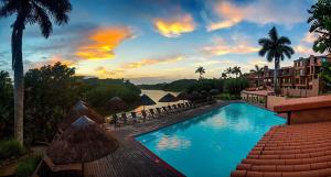 Πισίνα στο ή κοντά στο Scenic Getaway in San Lameer Estate - 2 PAX - Superior Villa