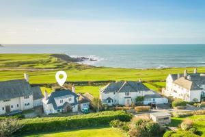 - une vue aérienne sur une maison près de l'océan dans l'établissement Beachside, Luxury Cottage, Devon, à Thurlestone 30 autres photos