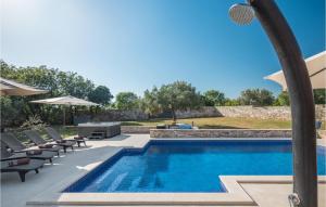 basen z leżakami i basenem w obiekcie Nice Home In Galizana w mieście Galižana