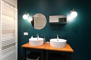 Un baño con dos lavabos y un espejo. en La Ligne Bleue des Vosges - Appt proche des pistes, en La Bresse 12 fotos más