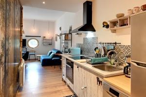 una cocina con fregadero y encimera en La Ligne Bleue des Vosges - Appt proche des pistes, en La Bresse