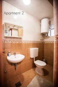 ロパールにあるApartment in Lopar with sea view, terrace, Wi-Fi, washing machine (186-2)のトイレと洗面台のあるバスルーム