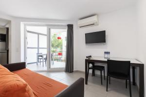 TV a/nebo společenská místnost v ubytování Rentalmar Aries Plus