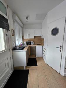 Η κουζίνα ή μικρή κουζίνα στο studio Vercingétorix - Proche Paris & Disney