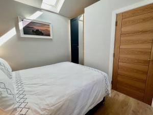 Tempat tidur dalam kamar di The Swallow's Nest