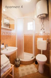 ein Badezimmer mit Dusche, Toilette und Waschbecken in der Unterkunft Apartment in Lopar with sea view, loggia, air conditioning, W-LAN (186-4) in Lopar