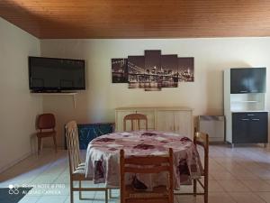 Μια τηλεόραση ή/και κέντρο ψυχαγωγίας στο Gîte Coquelicot cadre idyllique au calme