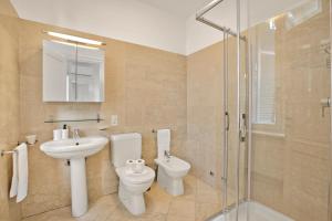 Un baño con lavabo, inodoro y ducha. en Nice Apartment - Happy Rentals, en Lugano