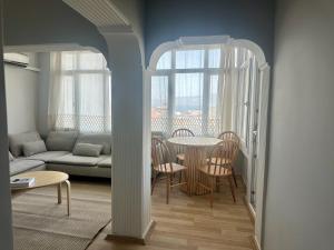 un soggiorno con un divano e un tavolo di Tarihi Asansör Sokağında Daire a Smirne