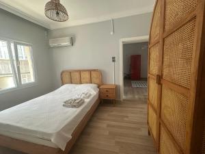 una camera da letto con un letto e un armadio in legno di Tarihi Asansör Sokağında Daire a Smirne