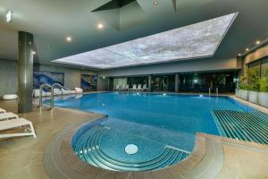 Basen w obiekcie FACTORY RESORT wellness & spa lub w pobliżu