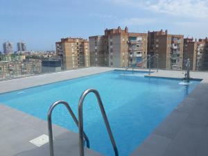 une grande piscine sur le toit d'un immeuble dans l'établissement Terralmar Beach & City, à Malaga