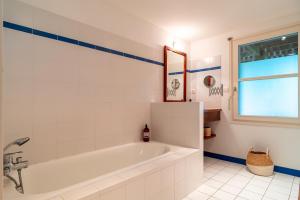 Koupelna v ubytování La Perle du Golfe - A 1km de la plage + 13 fotografií