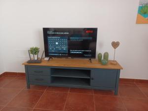 Televízia a/alebo spoločenská miestnosť v ubytovaní Dharma