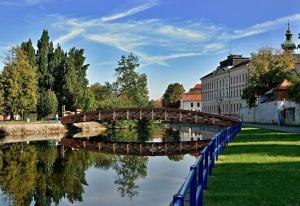 a bridge over a river in a city at Apartmán Zlatá Hvězda in České Budějovice