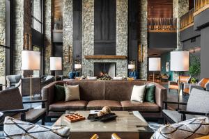 Area soggiorno di Cloudland at McLemore Resort Lookout Mountain, Curio by Hilton