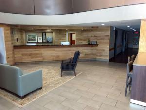 Posezení v ubytování Country Inn & Suites by Radisson, Indianapolis East, IN