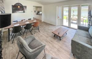 Μια τηλεόραση ή/και κέντρο ψυχαγωγίας στο Cozy Home In Otterlo With Wifi