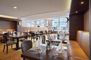 Un restaurante o sitio para comer en Dorint Hotel Esplanade Jena
