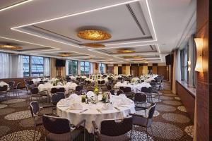 Un restaurante o sitio para comer en Dorint Hotel Esplanade Jena