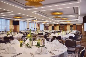 Un restaurante o sitio para comer en Dorint Hotel Esplanade Jena