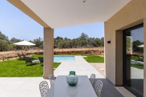 Bazén v ubytování Sa Calma nebo v jeho okolí