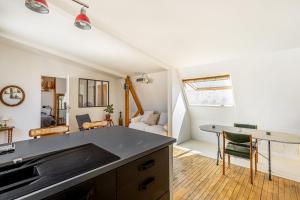 Zdjęcie z galerii obiektu GuestReady - Chic Apt 8mins de Sacre-Coeur w Paryżu