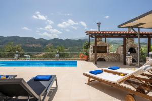 a villa with a pool and a gazebo at Casa Magnolia in Katokhórion