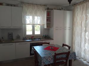Kuchyňa alebo kuchynka v ubytovaní Residence LA VELA fronte mare