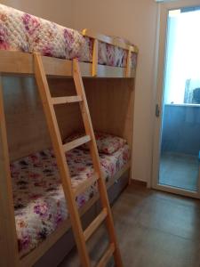 Poschodová posteľ alebo postele v izbe v ubytovaní Residence LA VELA fronte mare