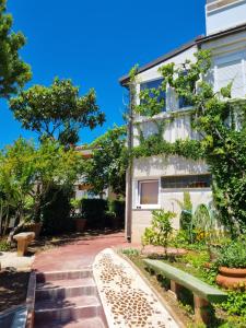 een gebouw met een groene bank ervoor bij F13 Apartment in Pula