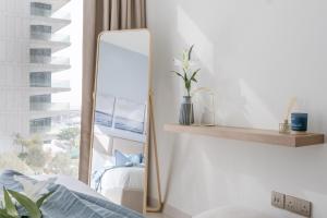 Voodi või voodid majutusasutuse GuestReady - Lush Apt overlooking The Palm toas