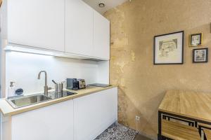 A kitchen or kitchenette at GuestReady - Cozy apt in Frederic & Isabelle place