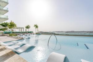 Kolam renang di atau dekat dengan GuestReady - Lush Apt overlooking The Palm