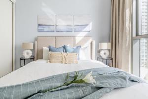Voodi või voodid majutusasutuse GuestReady - Lush Apt overlooking The Palm toas