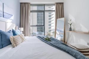 Voodi või voodid majutusasutuse GuestReady - Lush Apt overlooking The Palm toas