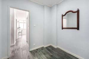 Quinta de Santo AntónioにあるGuestReady - Practical 1 BDR appt near the beach!の白壁の廊下