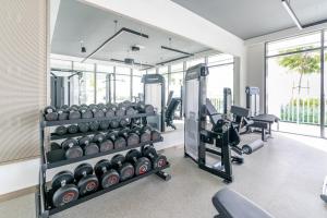Spordikeskus ja/või sportimisvõimalused majutusasutuses GuestReady - Lush Apt overlooking The Palm