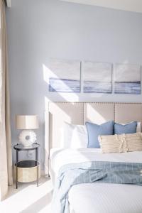 Voodi või voodid majutusasutuse GuestReady - Lush Apt overlooking The Palm toas